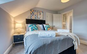 Spacious Nottingham Abode - Sleeps 16